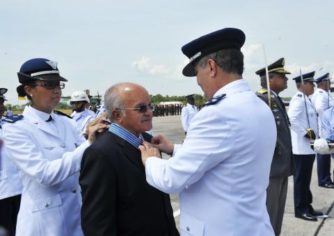 José Melo recebe a mais alta comenda da Aeronáutica